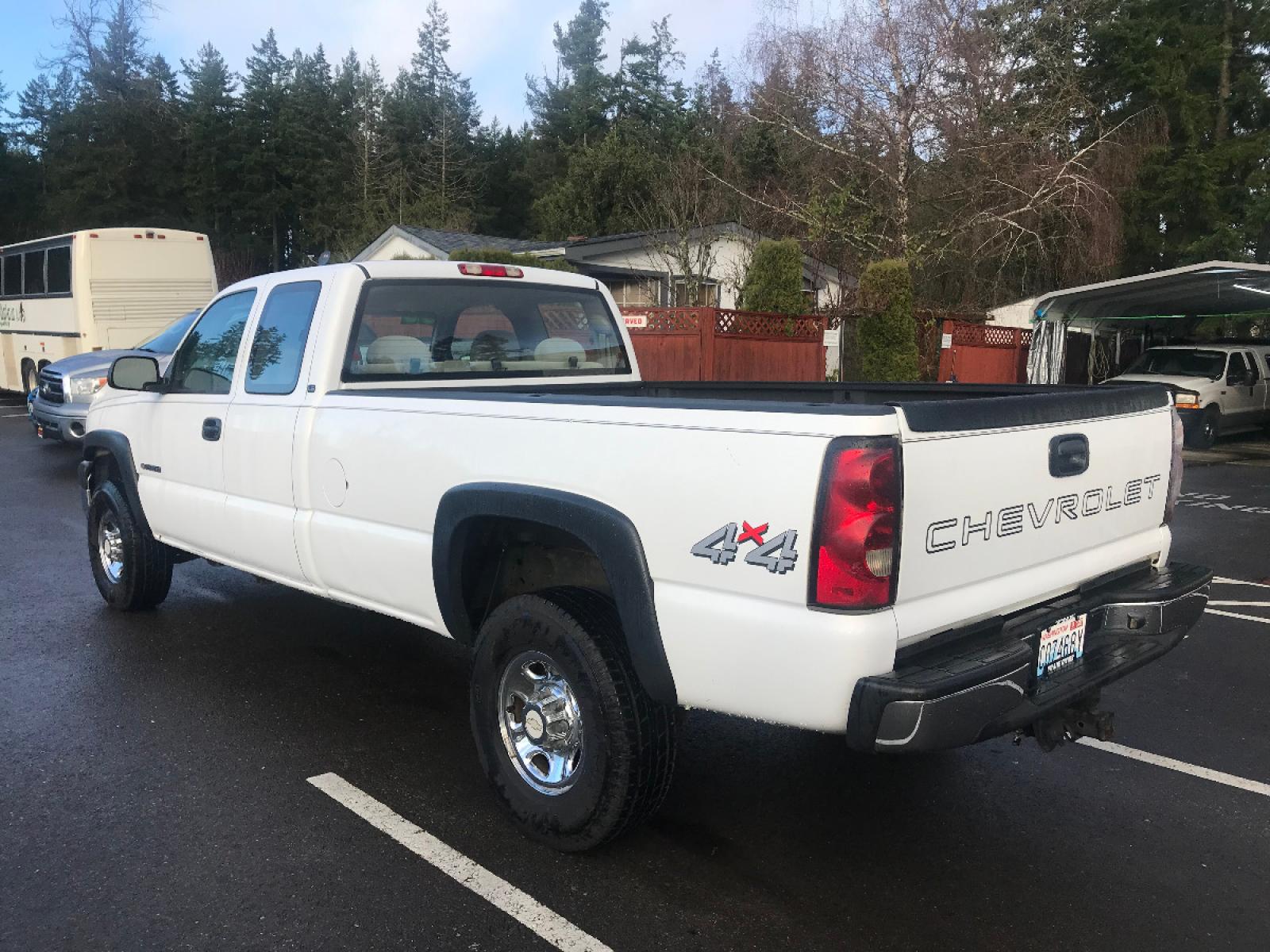 2006 White /Gray Chevrolet 2500 HD LS (1GCHK29U76E) with an 6.0 V8 engine, 6 Speed Automatic transmission, located at 1283 SE Sedgwick Road, Port Orchard, WA, 98366, (360) 876-9300, 47.505535, -122.635643 - This 3-4 ton long box HD Chevrolet features the 6.0 liter V-8, automatic transmission and only has had 2 previous owners from right here in the Northwest. Featuring a Bed Liner, 4 Wheel Drive, LS model with tow package, power group, A-C and much more. Check out the pictures, as this truck is a deal - Photo #3