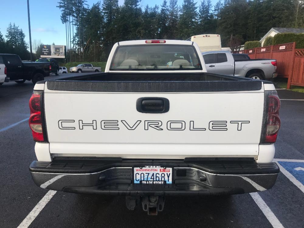 2006 White /Gray Chevrolet 2500 HD LS (1GCHK29U76E) with an 6.0 V8 engine, 6 Speed Automatic transmission, located at 1283 SE Sedgwick Road, Port Orchard, WA, 98366, (360) 876-9300, 47.505535, -122.635643 - This 3-4 ton long box HD Chevrolet features the 6.0 liter V-8, automatic transmission and only has had 2 previous owners from right here in the Northwest. Featuring a Bed Liner, 4 Wheel Drive, LS model with tow package, power group, A-C and much more. Check out the pictures, as this truck is a deal - Photo #4