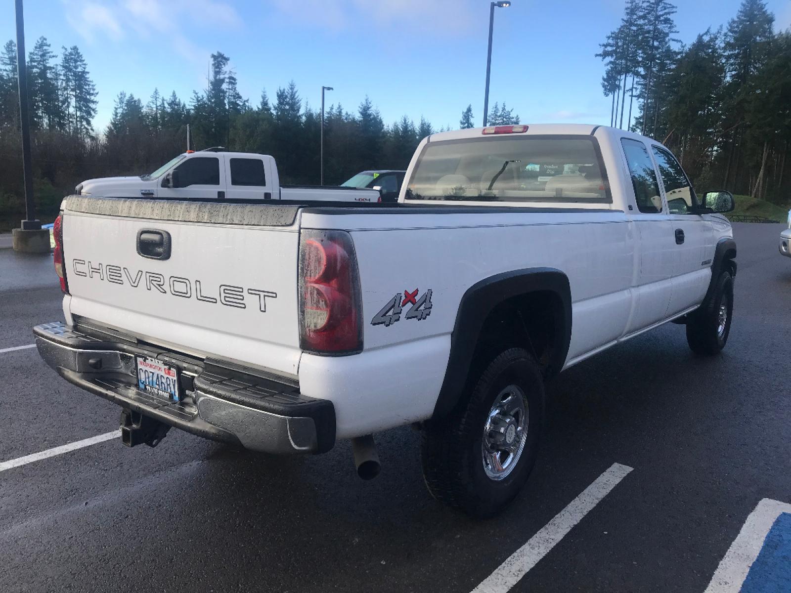 2006 White /Gray Chevrolet 2500 HD LS (1GCHK29U76E) with an 6.0 V8 engine, 6 Speed Automatic transmission, located at 1283 SE Sedgwick Road, Port Orchard, WA, 98366, (360) 876-9300, 47.505535, -122.635643 - This 3-4 ton long box HD Chevrolet features the 6.0 liter V-8, automatic transmission and only has had 2 previous owners from right here in the Northwest. Featuring a Bed Liner, 4 Wheel Drive, LS model with tow package, power group, A-C and much more. Check out the pictures, as this truck is a deal - Photo #5