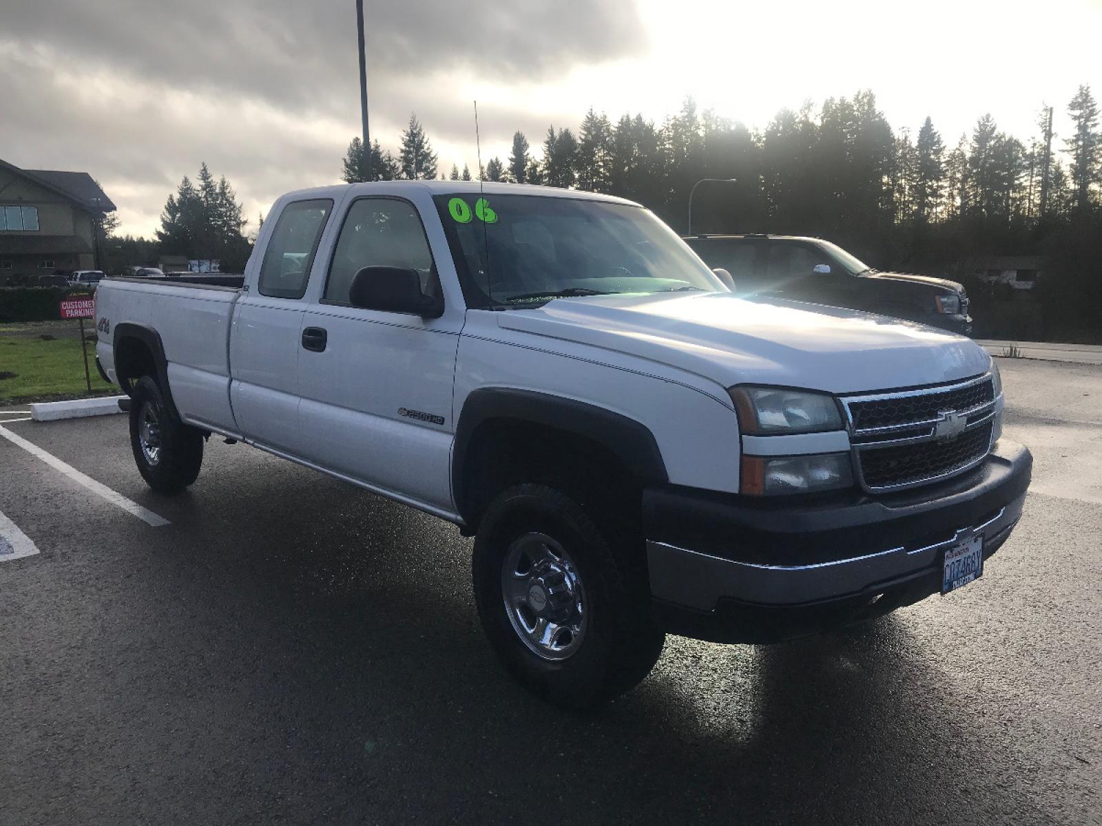 2006 White /Gray Chevrolet 2500 HD LS (1GCHK29U76E) with an 6.0 V8 engine, 6 Speed Automatic transmission, located at 1283 SE Sedgwick Road, Port Orchard, WA, 98366, (360) 876-9300, 47.505535, -122.635643 - This 3-4 ton long box HD Chevrolet features the 6.0 liter V-8, automatic transmission and only has had 2 previous owners from right here in the Northwest. Featuring a Bed Liner, 4 Wheel Drive, LS model with tow package, power group, A-C and much more. Check out the pictures, as this truck is a deal - Photo #7