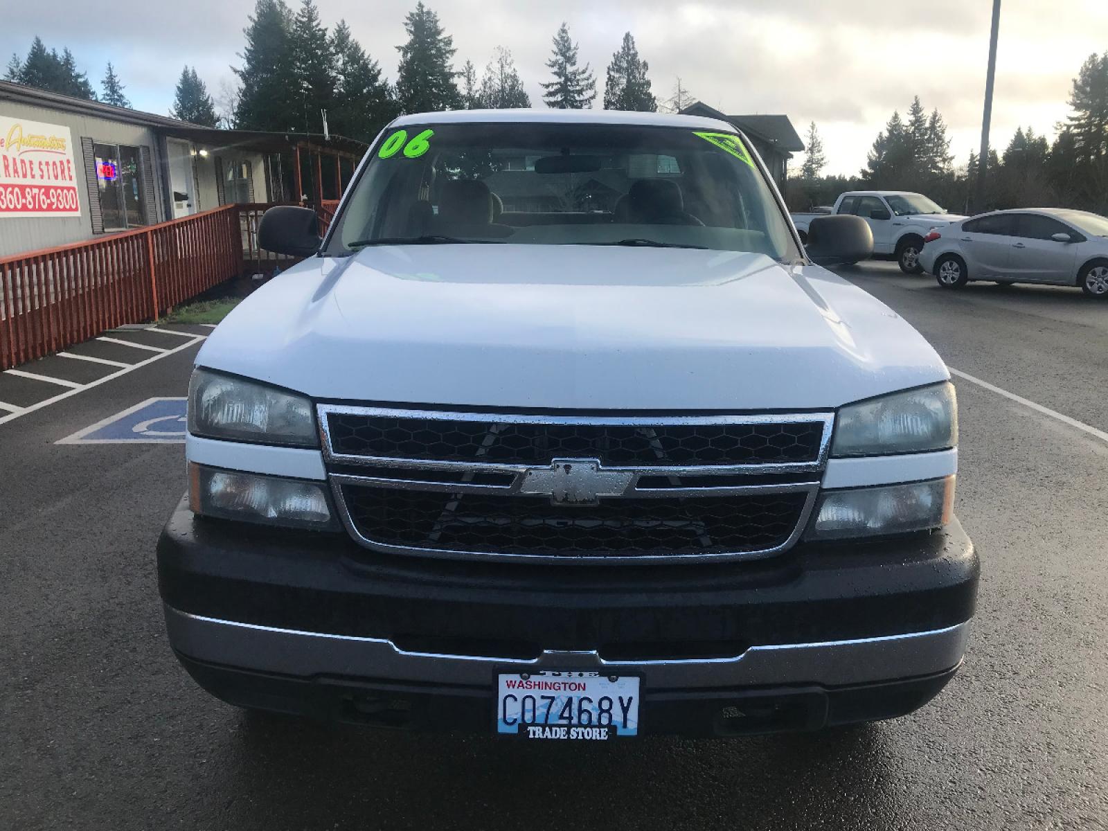 2006 White /Gray Chevrolet 2500 HD LS (1GCHK29U76E) with an 6.0 V8 engine, 6 Speed Automatic transmission, located at 1283 SE Sedgwick Road, Port Orchard, WA, 98366, (360) 876-9300, 47.505535, -122.635643 - This 3-4 ton long box HD Chevrolet features the 6.0 liter V-8, automatic transmission and only has had 2 previous owners from right here in the Northwest. Featuring a Bed Liner, 4 Wheel Drive, LS model with tow package, power group, A-C and much more. Check out the pictures, as this truck is a deal - Photo #8