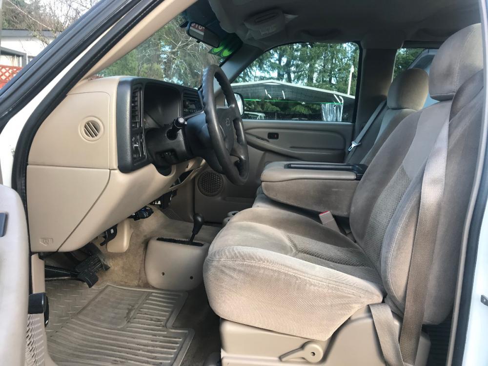 2006 White /Gray Chevrolet 2500 HD LS (1GCHK29U76E) with an 6.0 V8 engine, 6 Speed Automatic transmission, located at 1283 SE Sedgwick Road, Port Orchard, WA, 98366, (360) 876-9300, 47.505535, -122.635643 - This 3-4 ton long box HD Chevrolet features the 6.0 liter V-8, automatic transmission and only has had 2 previous owners from right here in the Northwest. Featuring a Bed Liner, 4 Wheel Drive, LS model with tow package, power group, A-C and much more. Check out the pictures, as this truck is a deal - Photo #9