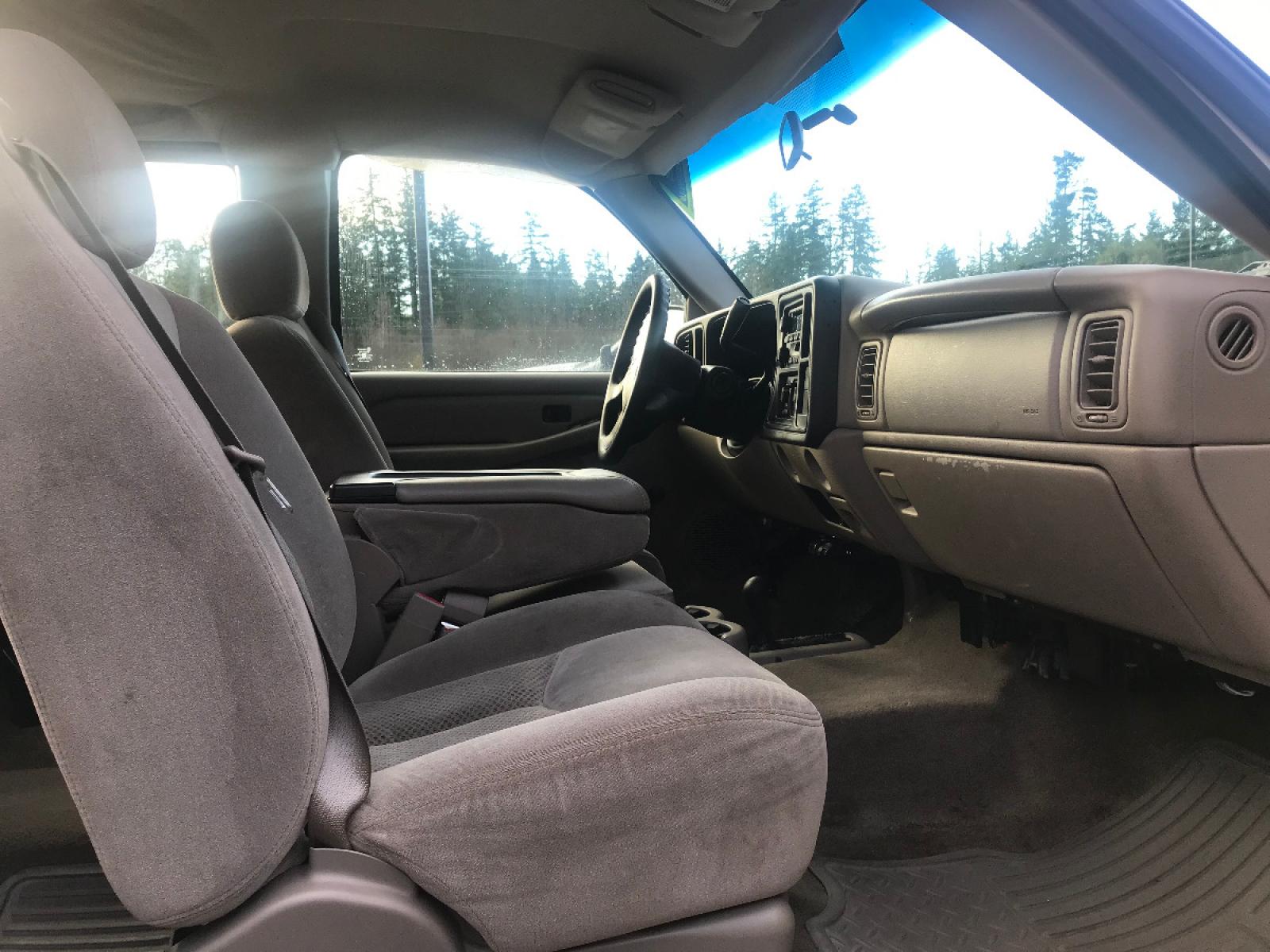2006 White /Gray Chevrolet 2500 HD LS (1GCHK29U76E) with an 6.0 V8 engine, 6 Speed Automatic transmission, located at 1283 SE Sedgwick Road, Port Orchard, WA, 98366, (360) 876-9300, 47.505535, -122.635643 - This 3-4 ton long box HD Chevrolet features the 6.0 liter V-8, automatic transmission and only has had 2 previous owners from right here in the Northwest. Featuring a Bed Liner, 4 Wheel Drive, LS model with tow package, power group, A-C and much more. Check out the pictures, as this truck is a deal - Photo #13