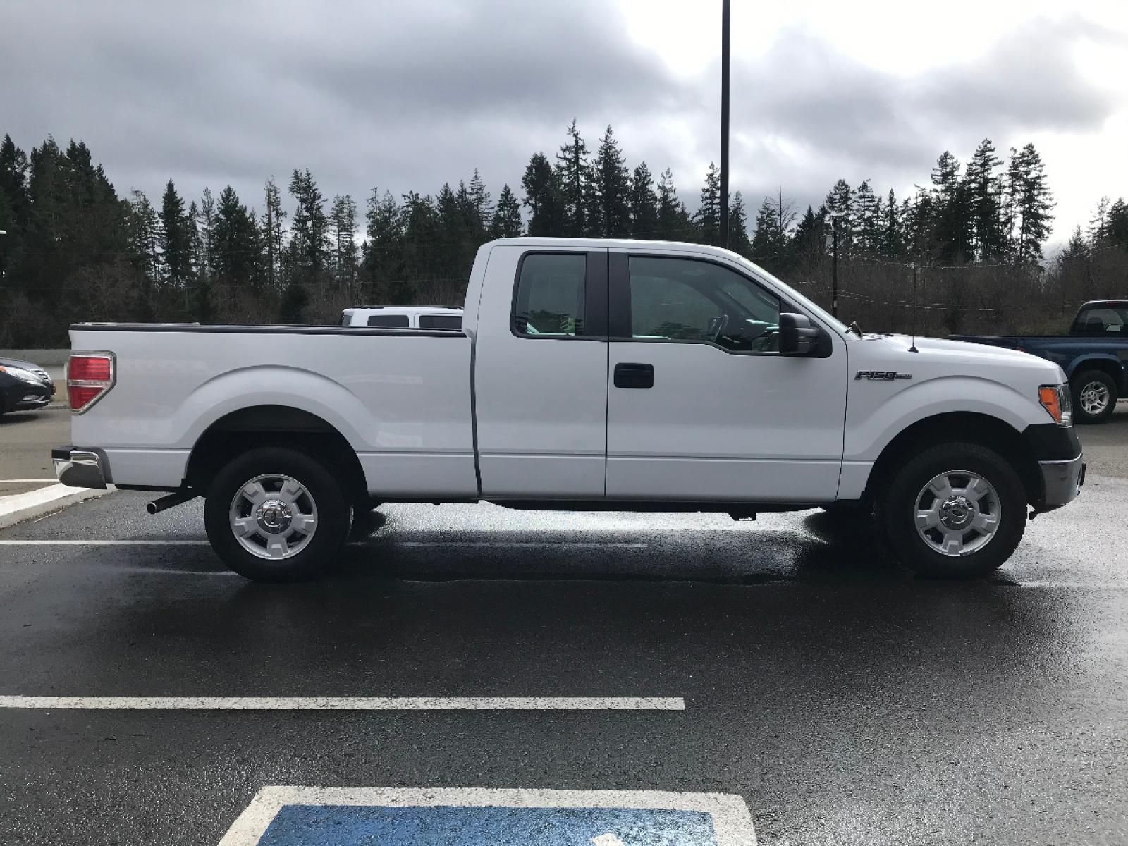 2013 White /Gray Ford F-150 XLT SuperCab 8-ft. Bed 2WD ( 1FTEX1CM8D) with an 3.7L V6 DOHC 24V engine, 6-Speed Automatic transmission, located at 1283 SE Sedgwick Road, Port Orchard, WA, 98366, (360) 876-9300, 47.505535, -122.635643 - Come check out this great family or work truck! Featuring the 3.7-liter V6 with an automatic transmission and FlexFuel, 4-wheel ABS, power Locks/Windows, cruise control, tilt wheel and stereo with CD/FM/AM. Tow Hitch and a Bed-liner. We offer multiple lenders for your convenience and warranty packag - Photo #6
