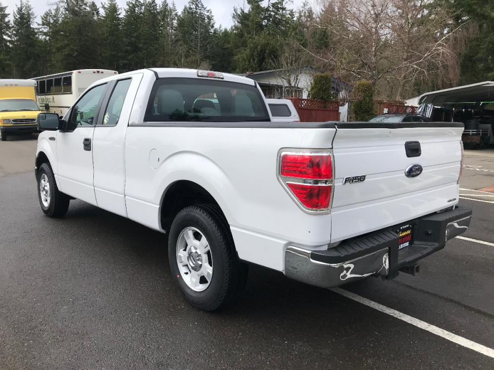 2013 White /Gray Ford F-150 XLT SuperCab 8-ft. Bed 2WD ( 1FTEX1CM8D) with an 3.7L V6 DOHC 24V engine, 6-Speed Automatic transmission, located at 1283 SE Sedgwick Road, Port Orchard, WA, 98366, (360) 876-9300, 47.505535, -122.635643 - Come check out this great family or work truck! Featuring the 3.7-liter V6 with an automatic transmission and FlexFuel, 4-wheel ABS, power Locks/Windows, cruise control, tilt wheel and stereo with CD/FM/AM. Tow Hitch and a Bed-liner. We offer multiple lenders for your convenience and warranty packag - Photo #3