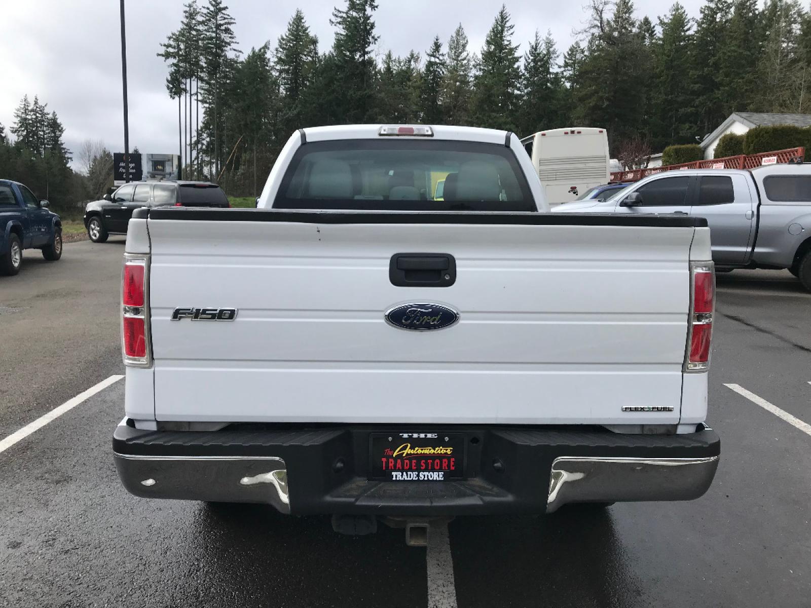 2013 White /Gray Ford F-150 XLT SuperCab 8-ft. Bed 2WD ( 1FTEX1CM8D) with an 3.7L V6 DOHC 24V engine, 6-Speed Automatic transmission, located at 1283 SE Sedgwick Road, Port Orchard, WA, 98366, (360) 876-9300, 47.505535, -122.635643 - Come check out this great family or work truck! Featuring the 3.7-liter V6 with an automatic transmission and FlexFuel, 4-wheel ABS, power Locks/Windows, cruise control, tilt wheel and stereo with CD/FM/AM. Tow Hitch and a Bed-liner. We offer multiple lenders for your convenience and warranty packag - Photo #4