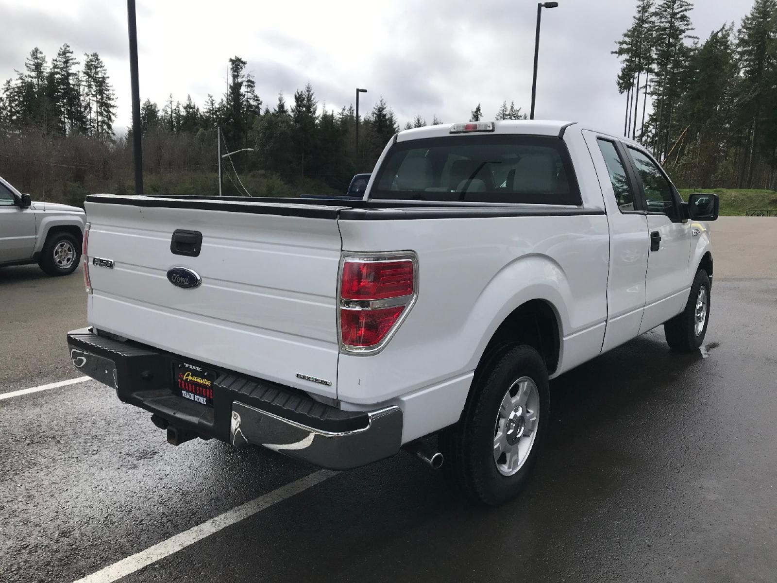 2013 White /Gray Ford F-150 XLT SuperCab 8-ft. Bed 2WD ( 1FTEX1CM8D) with an 3.7L V6 DOHC 24V engine, 6-Speed Automatic transmission, located at 1283 SE Sedgwick Road, Port Orchard, WA, 98366, (360) 876-9300, 47.505535, -122.635643 - Come check out this great family or work truck! Featuring the 3.7-liter V6 with an automatic transmission and FlexFuel, 4-wheel ABS, power Locks/Windows, cruise control, tilt wheel and stereo with CD/FM/AM. Tow Hitch and a Bed-liner. We offer multiple lenders for your convenience and warranty packag - Photo #5
