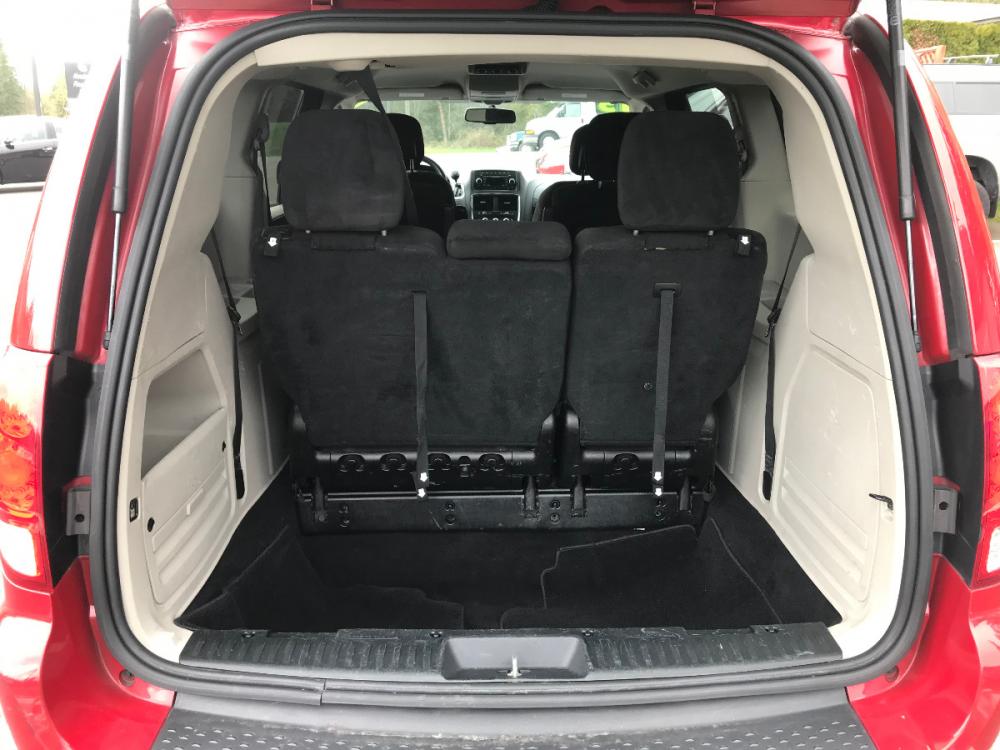 2013 Red /Black Dodge Grand Caravan SE (2C4RDGBG2DR) with an 3.6L V6 DOHC 24V engine, 6-Speed Automatic transmission, located at 1283 SE Sedgwick Road, Port Orchard, WA, 98366, (360) 876-9300, 47.505535, -122.635643 - **Dealer Statement: The Trade Store offers the nicest previously owned inventory you'll find of cars, vans, trucks and more. We offer many banks, credit unions and special financing options to fit your needs regardless of your credit, as well as sourcing of specific vehicles for qualified customers - Photo #11
