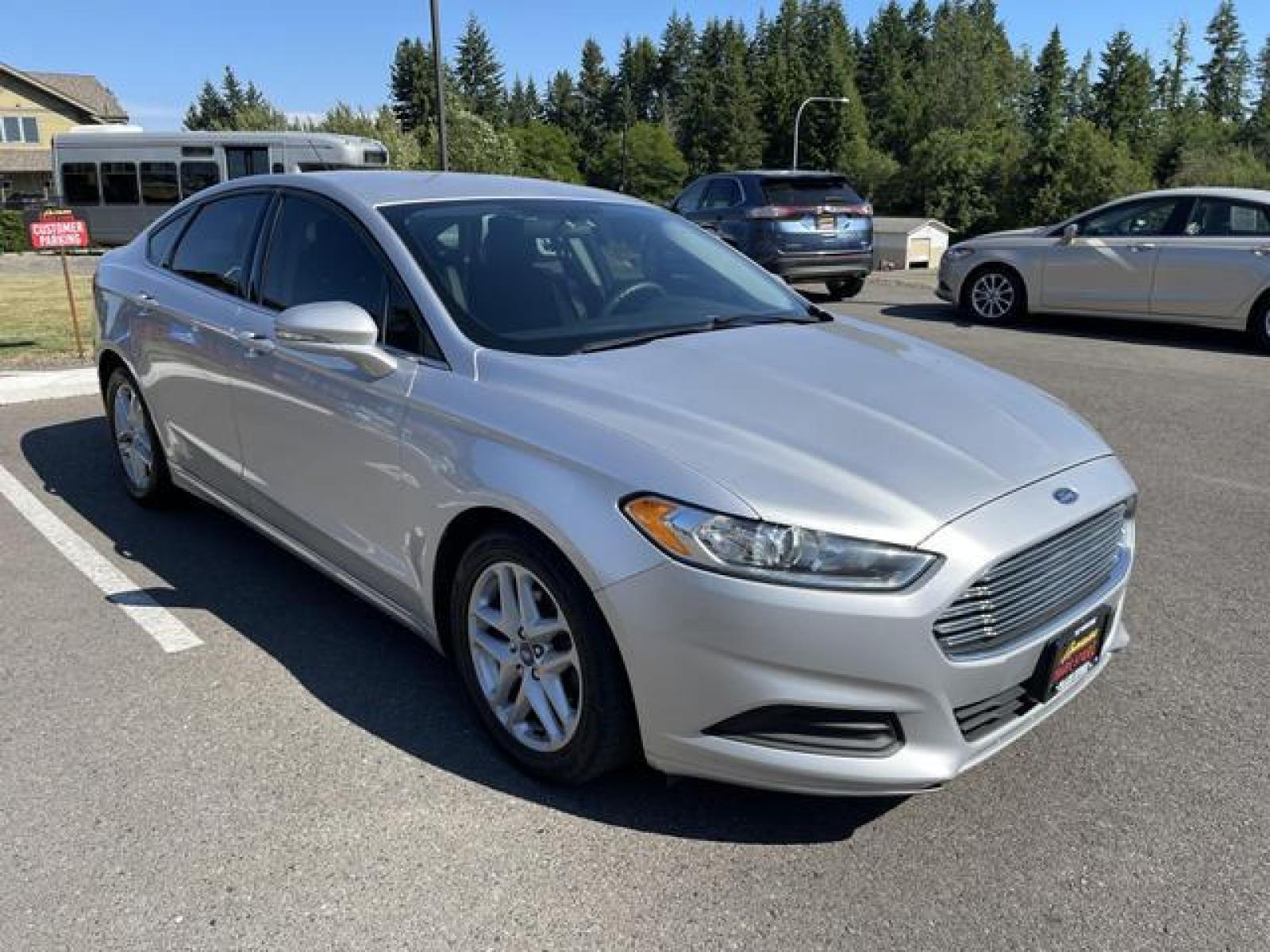 2016 Silver /Black Ford Fusion SE Sedan 4D (3FA6P0H76GR) with an 2.5L L4 DOHC 16V engine, Auto, 6-Spd SelectShift transmission, located at 1283 SE Sedgwick Road, Port Orchard, WA, 98366, (360) 876-9300, 47.505535, -122.635643 - **Dealer Statement: The Trade Store offers the nicest previously owned inventory you'll find of cars, vans, trucks and more. We offer many banks, credit unions and special financing options to fit your needs regardless of your credit, as well as sourcing of specific vehicles for qualified custom - Photo #7