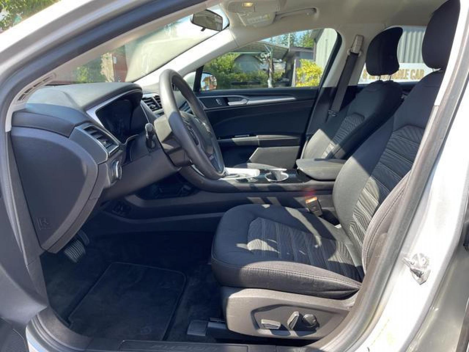 2016 Silver /Black Ford Fusion SE Sedan 4D (3FA6P0H76GR) with an 2.5L L4 DOHC 16V engine, Auto, 6-Spd SelectShift transmission, located at 1283 SE Sedgwick Road, Port Orchard, WA, 98366, (360) 876-9300, 47.505535, -122.635643 - **Dealer Statement: The Trade Store offers the nicest previously owned inventory you'll find of cars, vans, trucks and more. We offer many banks, credit unions and special financing options to fit your needs regardless of your credit, as well as sourcing of specific vehicles for qualified custom - Photo #9
