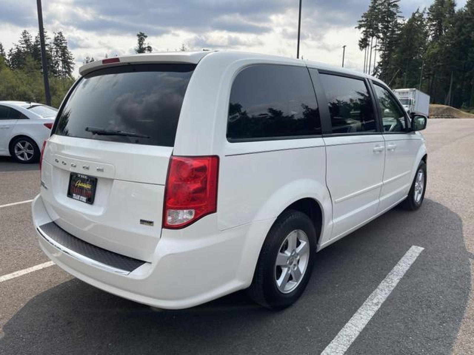 2013 White /Black Dodge Grand Caravan Passenger SXT Minivan 4D (2C4RDGCGXDR) with an 3.6L V6 DOHC 24V engine, Automatic, 6-Spd transmission, located at 1283 SE Sedgwick Road, Port Orchard, WA, 98366, (360) 876-9300, 47.505535, -122.635643 - **Dealer Statement: The Trade Store offers the nicest previously owned inventory you'll find of cars, vans, trucks and more. We offer many banks, credit unions and special financing options to fit your needs regardless of your credit, as well as sourcing of specific vehicles for qualified custom - Photo #5