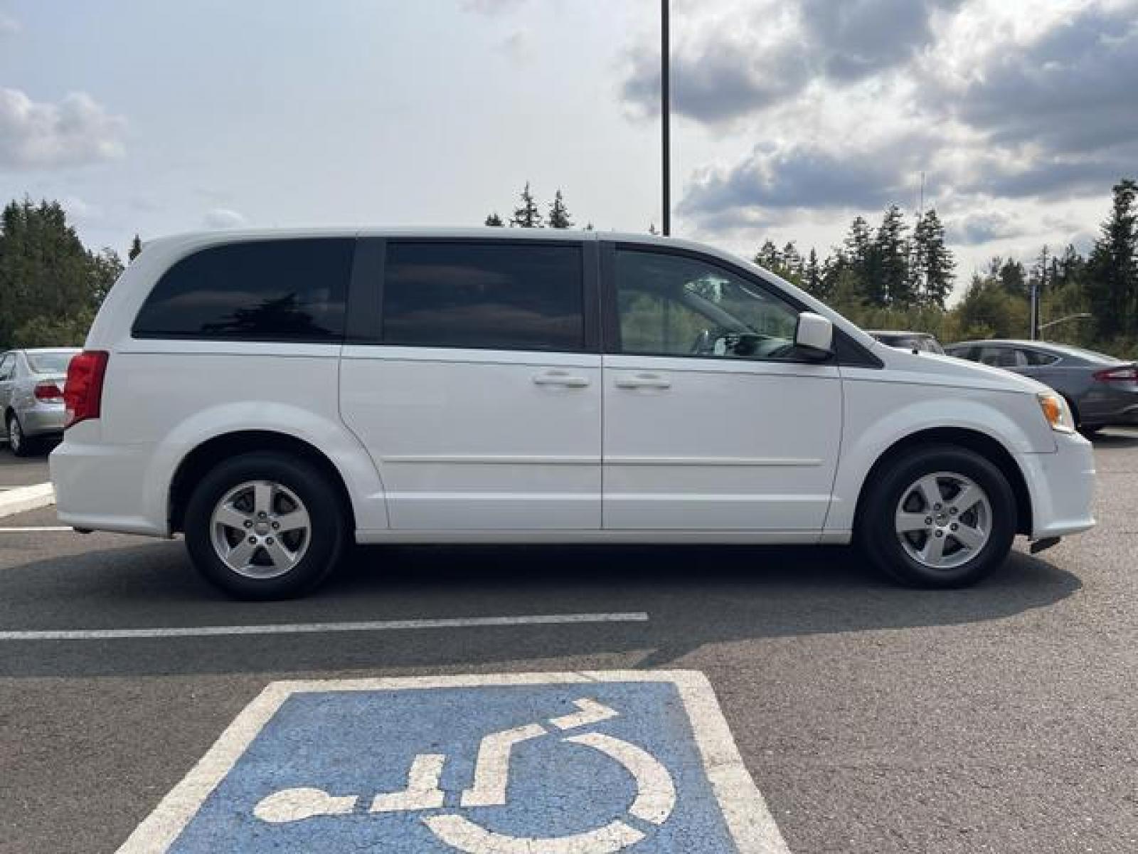 2013 White /Black Dodge Grand Caravan Passenger SXT Minivan 4D (2C4RDGCGXDR) with an 3.6L V6 DOHC 24V engine, Automatic, 6-Spd transmission, located at 1283 SE Sedgwick Road, Port Orchard, WA, 98366, (360) 876-9300, 47.505535, -122.635643 - **Dealer Statement: The Trade Store offers the nicest previously owned inventory you'll find of cars, vans, trucks and more. We offer many banks, credit unions and special financing options to fit your needs regardless of your credit, as well as sourcing of specific vehicles for qualified custom - Photo #6