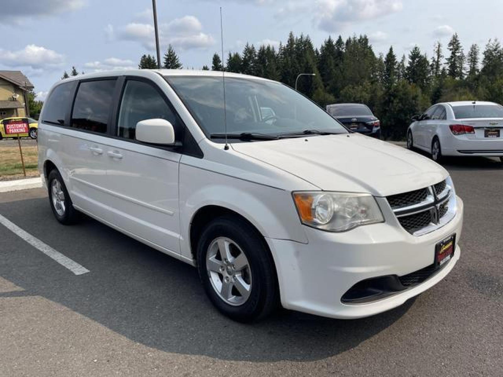 2013 White /Black Dodge Grand Caravan Passenger SXT Minivan 4D (2C4RDGCGXDR) with an 3.6L V6 DOHC 24V engine, Automatic, 6-Spd transmission, located at 1283 SE Sedgwick Road, Port Orchard, WA, 98366, (360) 876-9300, 47.505535, -122.635643 - **Dealer Statement: The Trade Store offers the nicest previously owned inventory you'll find of cars, vans, trucks and more. We offer many banks, credit unions and special financing options to fit your needs regardless of your credit, as well as sourcing of specific vehicles for qualified custom - Photo #7