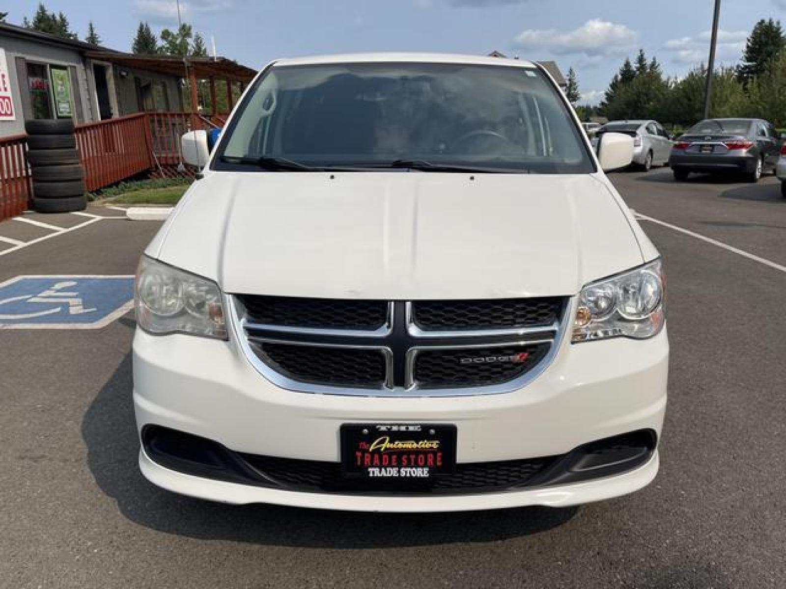 2013 White /Black Dodge Grand Caravan Passenger SXT Minivan 4D (2C4RDGCGXDR) with an 3.6L V6 DOHC 24V engine, Automatic, 6-Spd transmission, located at 1283 SE Sedgwick Road, Port Orchard, WA, 98366, (360) 876-9300, 47.505535, -122.635643 - **Dealer Statement: The Trade Store offers the nicest previously owned inventory you'll find of cars, vans, trucks and more. We offer many banks, credit unions and special financing options to fit your needs regardless of your credit, as well as sourcing of specific vehicles for qualified custom - Photo #8
