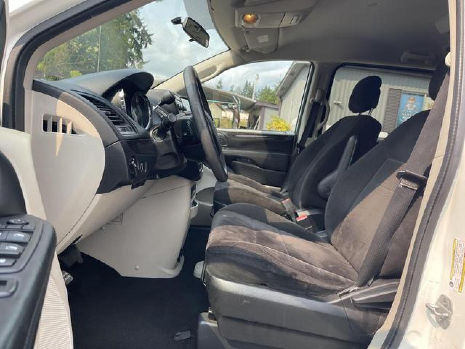 2013 White /Black Dodge Grand Caravan Passenger SXT Minivan 4D (2C4RDGCGXDR) with an 3.6L V6 DOHC 24V engine, Automatic, 6-Spd transmission, located at 1283 SE Sedgwick Road, Port Orchard, WA, 98366, (360) 876-9300, 47.505535, -122.635643 - **Dealer Statement: The Trade Store offers the nicest previously owned inventory you'll find of cars, vans, trucks and more. We offer many banks, credit unions and special financing options to fit your needs regardless of your credit, as well as sourcing of specific vehicles for qualified custom - Photo #9